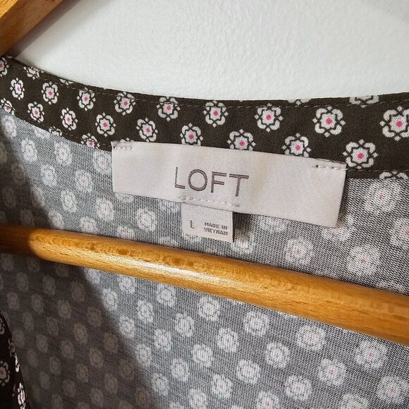 EUC LIKE NEW LOFT GREEN SPLIT V TINY FLORAL PRINT FLUTTER SLEEVES TOP SZ LARGE - Picture 10 of 13